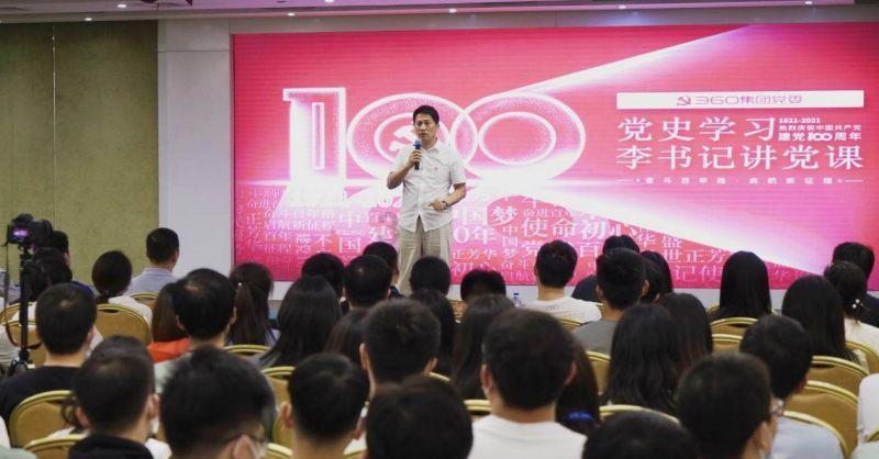 逃离残破的机舱